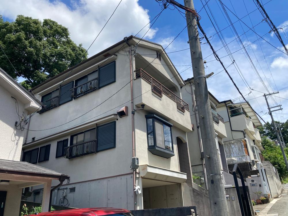 This 26-year-old, 4-bedroom, 2-story house is located in Kawanishi City, Hyogo Prefecture, Tsuzumigataki 3