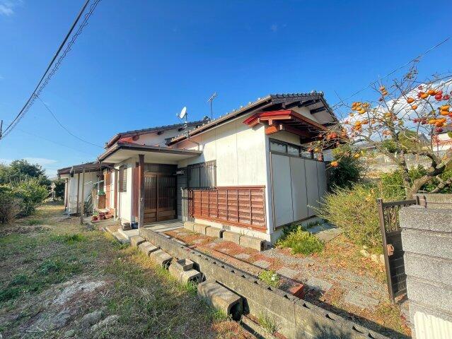 This 47-year-old house is located in the quiet neighborhood of Sanike Elementary School and Rekimoku Junior High School