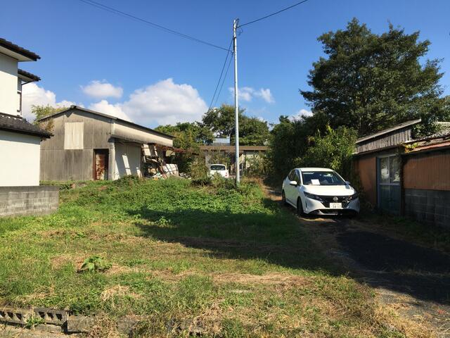 This 27-year-old house was built by Sekisui Heim Kyushu and sits on a spacious 851