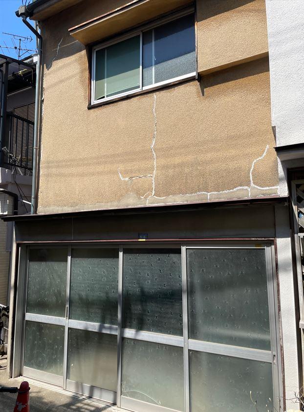 This 3-bedroom, 1-living room, 1-dining room, and 1-kitchen house is located in Toyonaka City, Osaka Prefecture