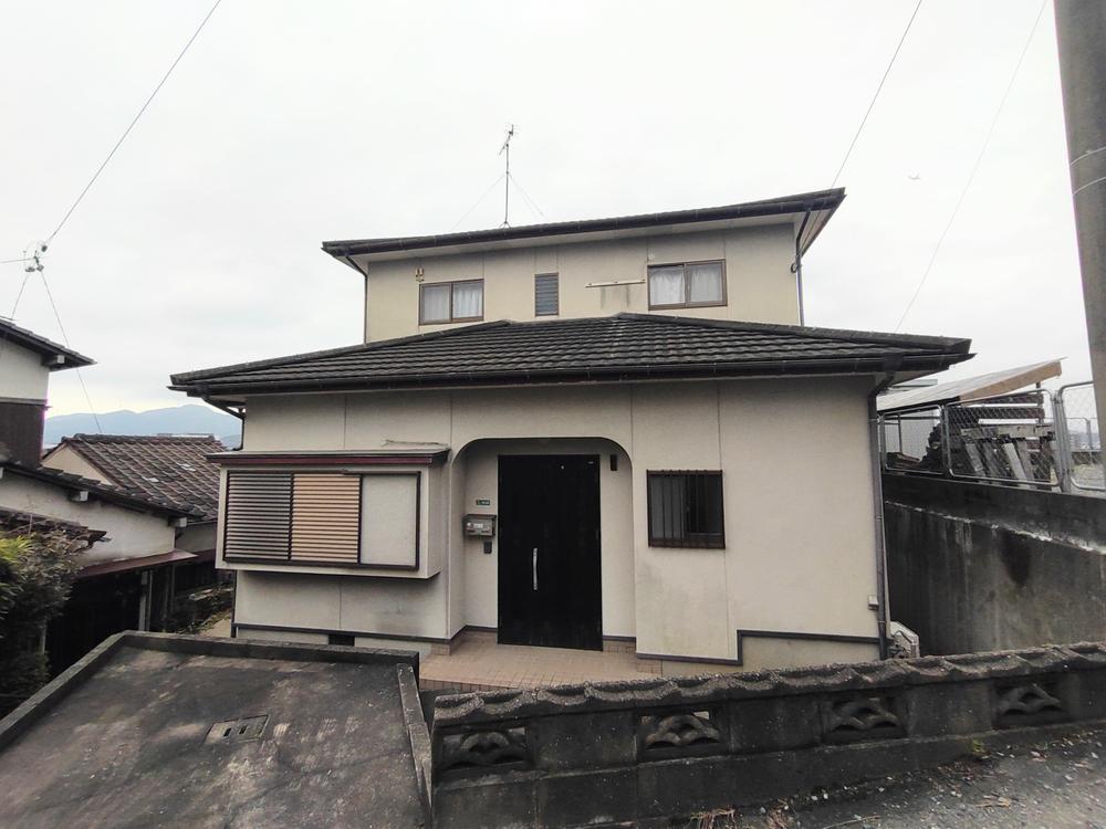 This 4-bedroom, 1-living room, 1-dining room, and 1-kitchen house is 29 years old and has a wooden structure