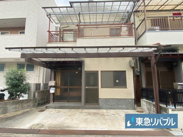 This 37-year-old house is located in a quiet residential area and is a 6-minute walk from ShoNai Station on the Hankyu Takarazuka Line