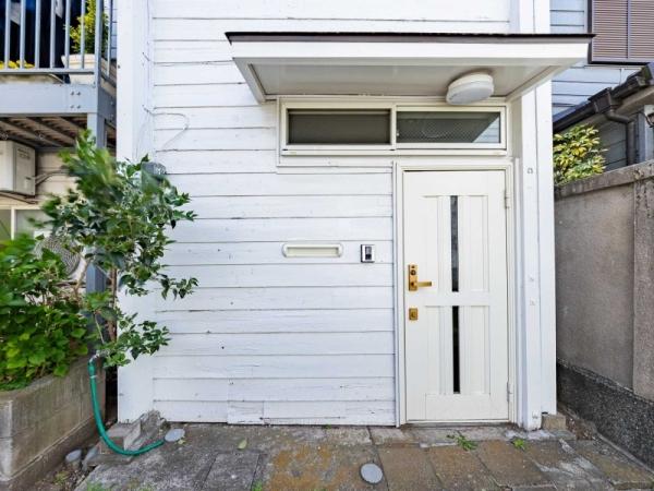 This 68-year-old, 1-bedroom, 1-living room, 1-dining room, and 1-kitchen, 2-story, wooden house is located in a quiet residential area on a hill in 1 Komaba, Meguro-ku, Tokyo