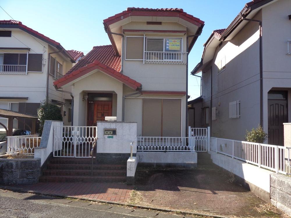 This 3-bedroom, 1-living room, 1-dining room, and 1-kitchen house is an 8-minute walk from Miyanojin Station on the Nishitetsu Tenjin Omuta Line