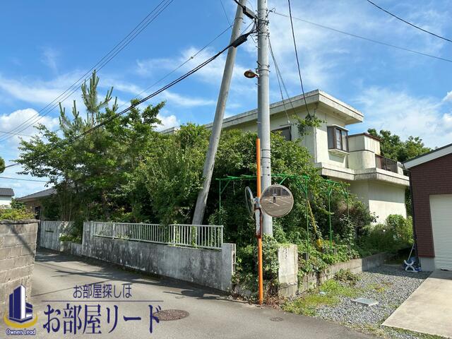 This 37-year-old reinforced concrete house is situated in the serene residential neighborhood of Iidacho, Tosu City, Saga Prefecture