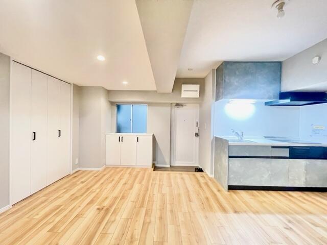 This 1 bedroom, 1 living room, 1 dining room, and 1 kitchen condo is located in Nihonbashi Hamacho 1-chome, Tokyo Chuo Ward and is just a 4-minute walk from Hamacho Station on the Toei Shinjuku Line