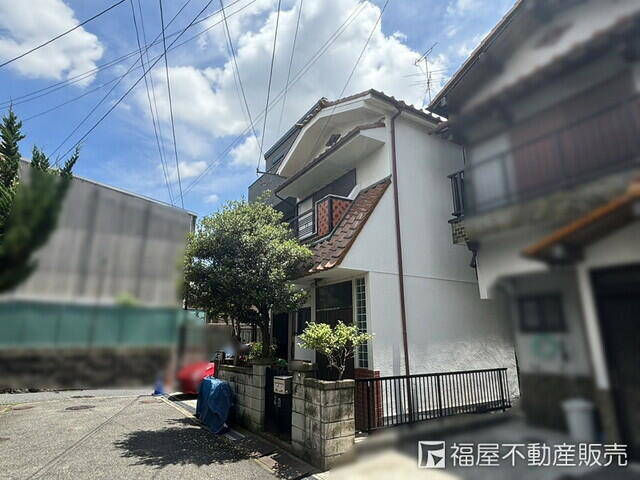 This 4-bedroom, 1-dining room, and 1-kitchen home is located in a quiet residential area in Nozaki 4-chome, Daito City, Osaka Prefecture