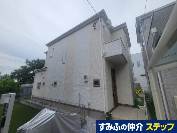 This 4-year-old, 4-bedroom, 2-story, wooden house is located a 14-minute walk from Nishi-Tetsu Ogori Station and a 15-minute walk from Amagi Railway Ogori Station