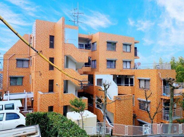 This 2-bedroom, 1-living room, 1-dining room condo is located in Chuo Ward, Fukuoka City, Fukuoka Prefecture