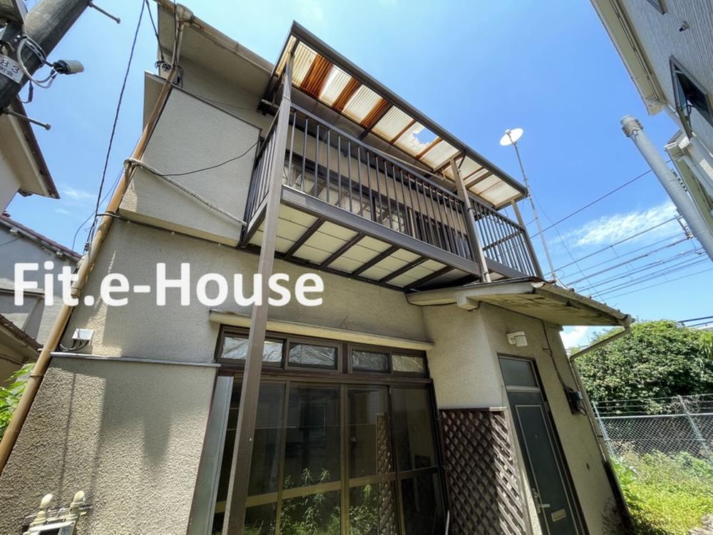 This 3-bedroom, 1-dining room, and 1-kitchen house is a 7-minute walk from Okubo Station on the JR Chuo Line and an 11-minute walk from Shin-Okubo Station on the JR Yamanote Line