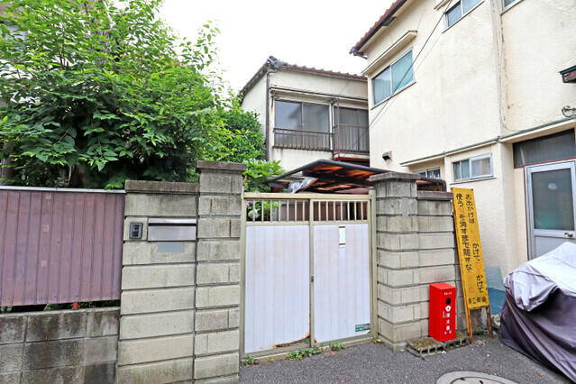 This 3-year-old, wooden house with 3 tatami mats is currently occupied by the owner