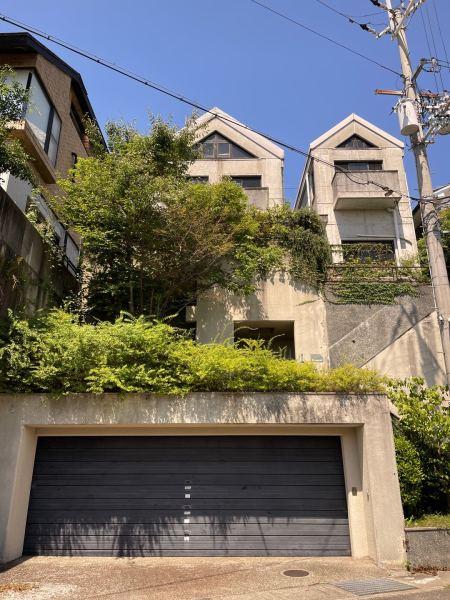 This 33-year-old, 7-bedroom, 1-living room, 1-dining room, 1-kitchen, and 1-storage room house is a 6-minute walk from Hibarigaoka Station on the Hankyu Takarazuka Line