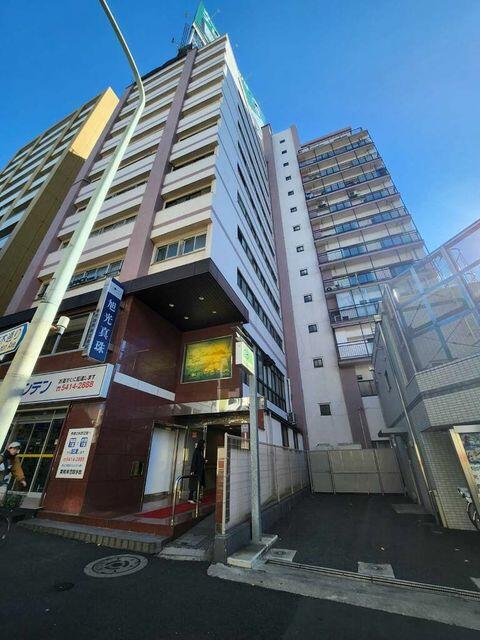 This 1 bedroom, 1 living room, 1 dining room, and 1 kitchen condo is a 6-minute walk from Roppongi Station on the Tokyo Metro Hibiya Line