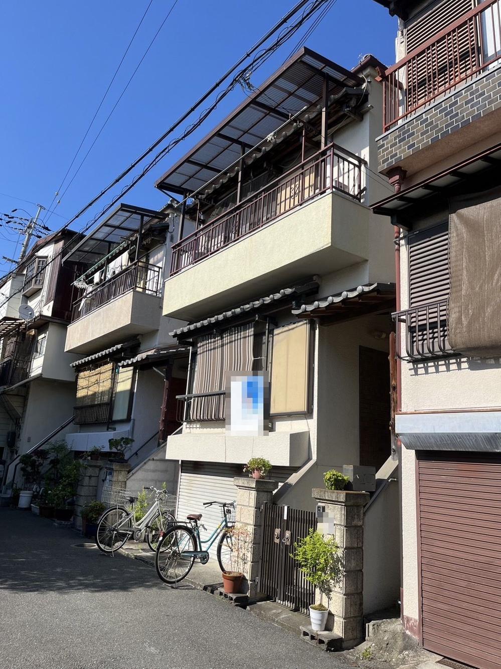 This 4-bedroom, 1-dining room, and 1-kitchen home is conveniently located a 6-minute walk from Kayashima Station on the Keihan Main Line