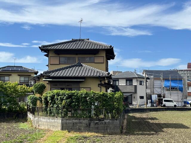 This 4-bedroom, 1-living room, 1-dining room, and 1-kitchen house is located in a quiet residential area in 1-chome, Sukuminami, Kasuga City, Fukuoka Prefecture