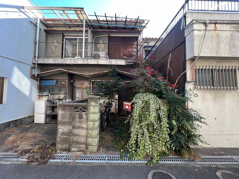 This 3-bedroom, 1-dining room, and 1-kitchen home is currently rented out for ¥38,000 per month, resulting in a current gross yield of 15