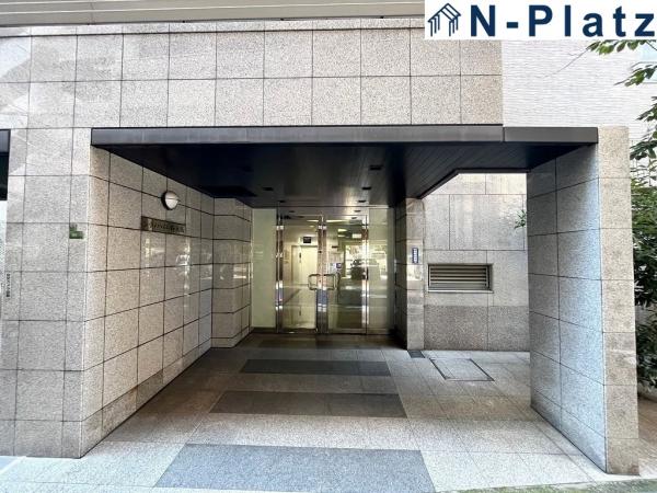 This 1-bedroom condo is a 5-minute walk from Shin-Osaka Station on the JR Tokaido Main Line and a 10-minute walk from Nishinakajima-Minami Station on the Osaka Metro Midosuji Line