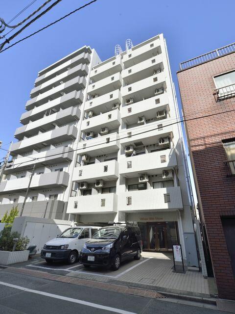 This One-Room Condo is located in Matsugaya 3-chome, Taito-ku, Tokyo and is a 3-minute walk from Asakusa Station on the Tsukuba Express Line, a 9-minute walk from Iriya Station on the Hibiya Line, and an 11-minute walk from Inaricho Station on the Ginza Line