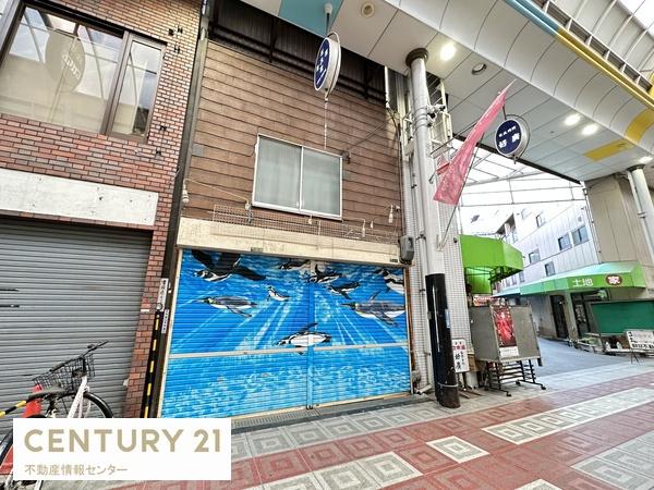 This commercial property is situated on the bustling Shikanjima Shopping Street