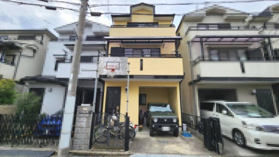 This 25-year-old, 3-story, wooden house features 3 bedrooms, 1 living room, 1 dining room, 1 kitchen, and 1 storage room