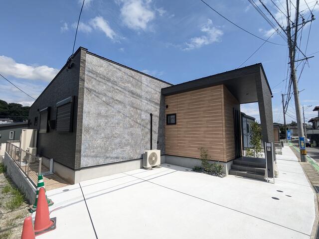 This 3-year-old, 3-bedroom, 1-living room, 1-dining room, and 1-kitchen house is located in a quiet residential area in Sanjo 1-chome, Dazaifu City, Fukuoka Prefecture