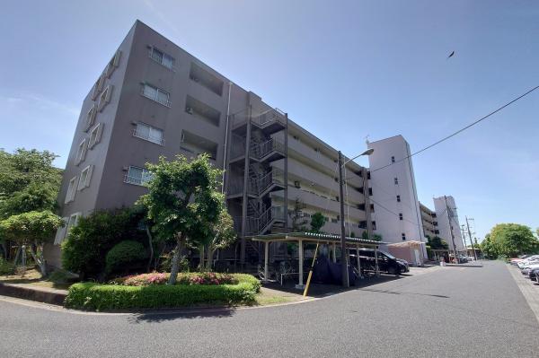 This 47-year-old corner unit condo features a doorman during the day