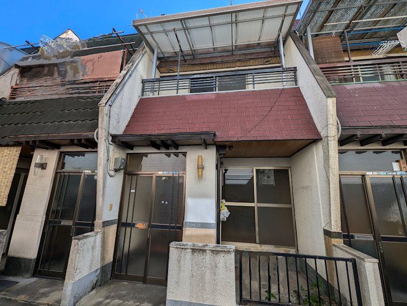 This 46-year-old, 2-story, wooden house has 3 tatami mats and is a 7-minute walk from Settsu City Station on the Hankyu Line and a 12-minute walk from Senrioka Station on the JR Line