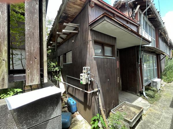 This 131-year-old wooden two-story house is located in Yanagimachi, Saga City, Saga Prefecture