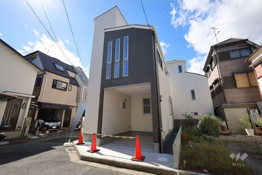 This 3-bedroom, 1-living room, 1-dining room, and 1-kitchen home is located in Kuchitanishi, Takarazuka City, Hyogo Prefecture