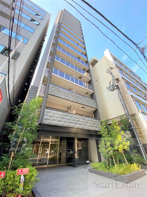 This 1-bedroom, 1-living room, 1-dining room, and 1-kitchen condo is currently rented for ¥200,000 per month