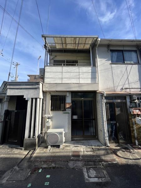 This 59-year-old, wooden-structured, 1 bedroom, 1 living room, 1 dining room, and 1 kitchen house is located in Moriguchi City, Osaka Prefecture