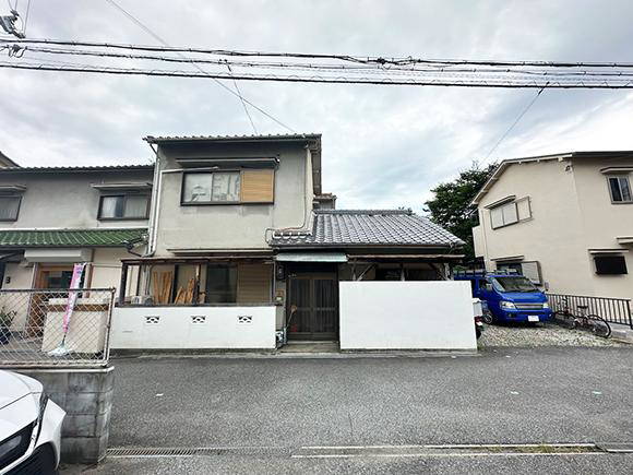 This 5-bedroom, 1-living room, 1-dining room, and 1-kitchen house is 71 years old and has a wooden structure