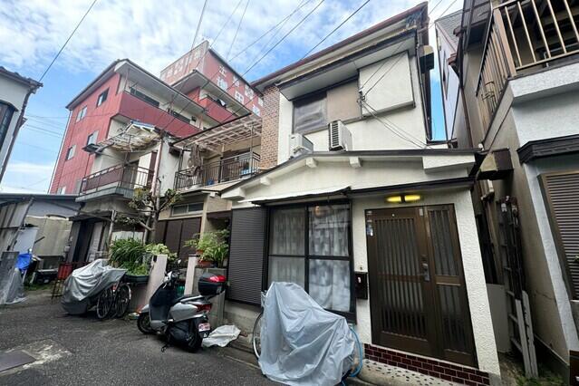 This 3-bedroom, 1-dining room, and 1-kitchen home is a wooden structure that is 51 years old and is currently unoccupied