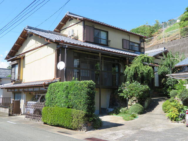 This 26-year-old, 3-story, wood and steel-frame house with a tile roof offers 5 bedrooms, 1 living room, 1 dining room, and 1 kitchen with a 15