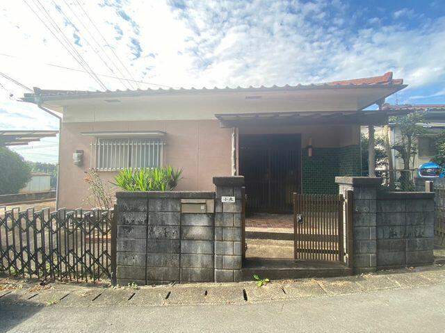 This 4-bedroom, 1-dining room, and 1-kitchen house is 44 years old and has a wooden structure