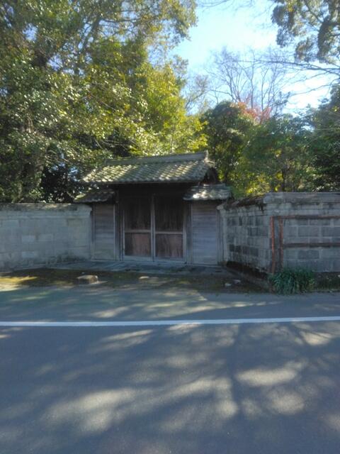 This 7-bedroom, 1-dining room, and 1-kitchen house is 17 years old and has a wooden structure