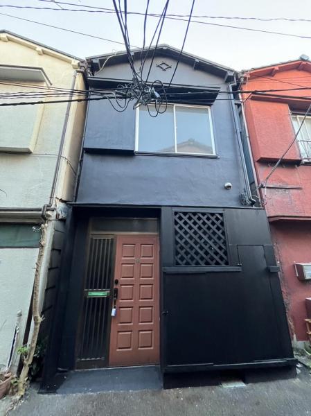 This 123-year-old house is a 13-minute walk from Kotai Station on the Toden Arakawa Line