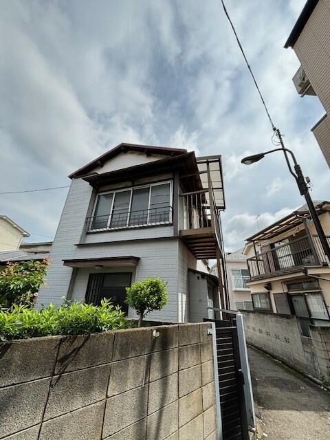 This 2-bedroom, 1-dining room, and 1-kitchen home is located in a quiet residential area and is a 7-minute walk from Ochiai Station on the Tokyo Metro Tozai Line