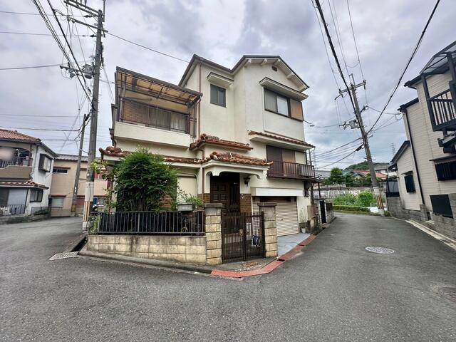 This 4-bedroom, 1 living room, 1 dining room, and 1 kitchen house is situated in a tranquil residential neighborhood and enjoys ample sunlight due to its southwest corner lot