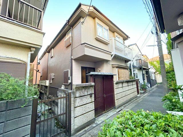 This 3-bedroom, 1-living room, 1-dining room, and 1-kitchen house is located in a quiet residential area in Tagara, Nerima-ku, Tokyo