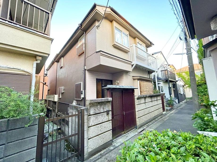 This 3-bedroom, 1-living room, 1-dining room, and 1-kitchen house is 33 years old and has a wooden structure