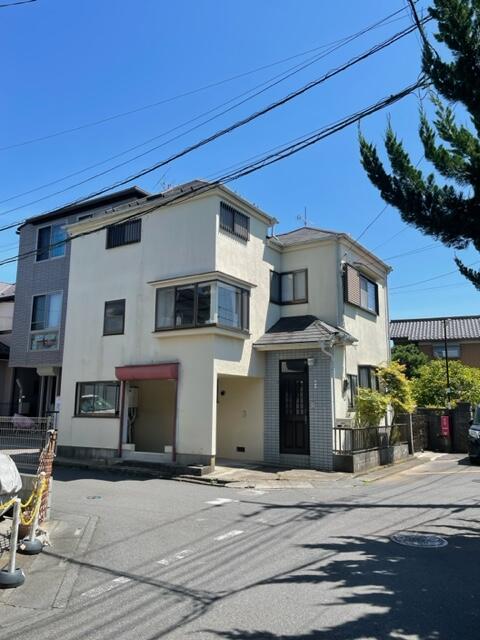 This 31-year-old house is located in a quiet residential area, a 22-minute walk from Yashiro Station on the Tsukuba Express Line