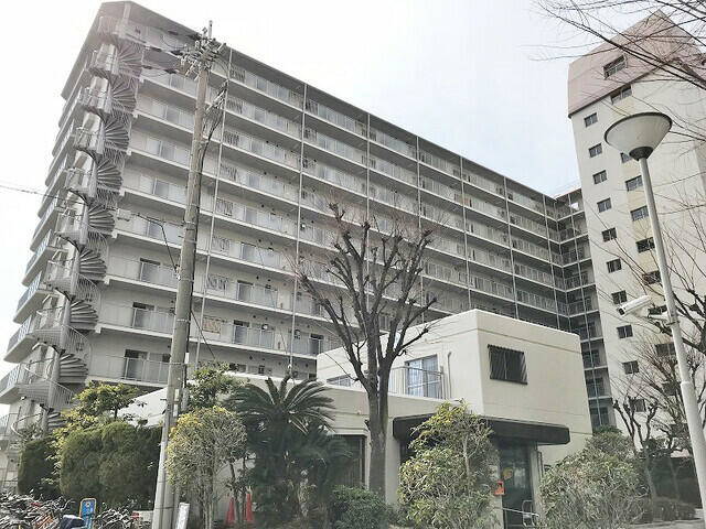 This 2-bedroom, 1-living room, 1-dining room, and 1-kitchen condo is located in Mukotoyocho 3-chome, Amagasaki City, Hyogo Prefecture