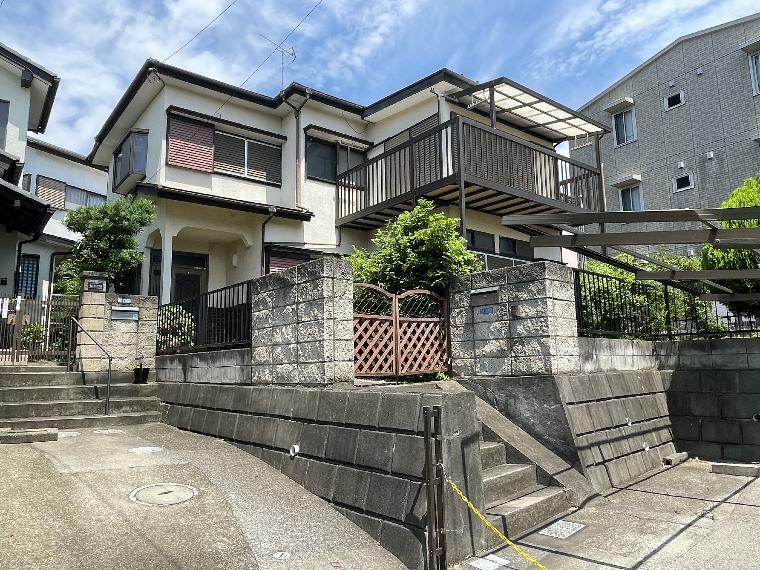 This 4-bedroom, 1-living room, 1-dining room, and 1-kitchen house is 40 years old and has a wooden structure