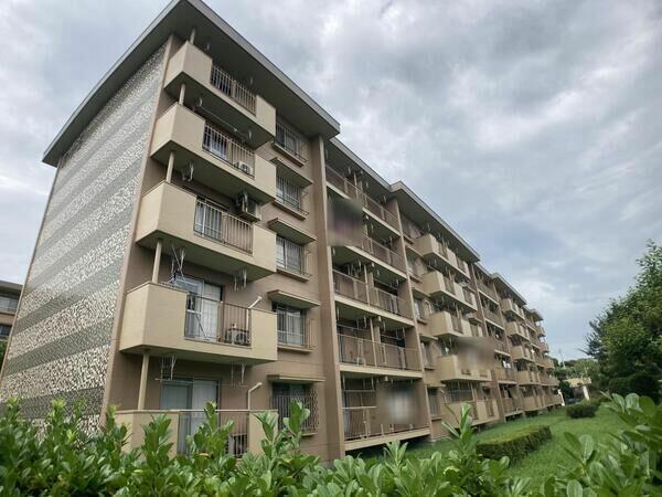 This 43-year-old condo is unoccupied and has 4 bedrooms, 1 living room, 1 dining room, and 1 kitchen with 94 square meters of living space