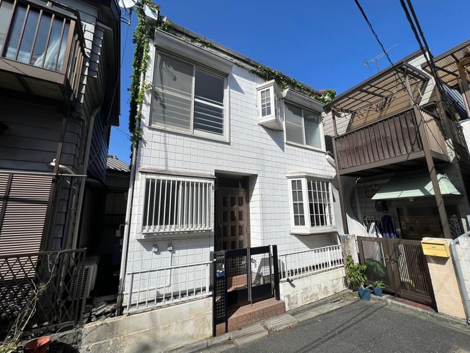 This 2-bedroom, 1-living room, 1-dining room, and 1-kitchen home is 32 years old and has a wooden structure