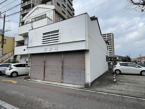 This century-old house with a store on the first floor is located about a 1-minute walk from the bus stop