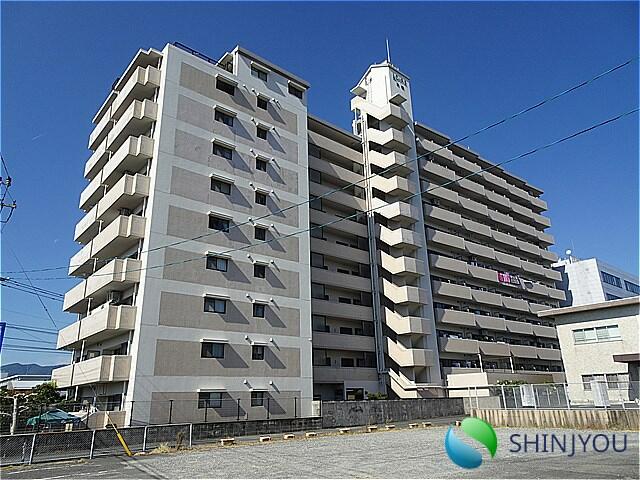 This 3-bedroom, 1-living room, 1-dining room, and 1-kitchen condo is located in Motomachi, Tosu City, Saga Prefecture