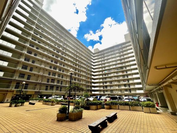 This 45-year-old condo is a 4-minute walk from Higashi Mikuni Station on the Osaka Metro Midosuji Line