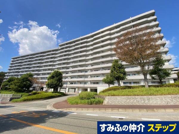 This 32-year-old condo is unoccupied and ready for you to move right in! Located a 1-minute walk from the bus stop and a 22-minute bus ride from Ikeda Station, this condo is conveniently located